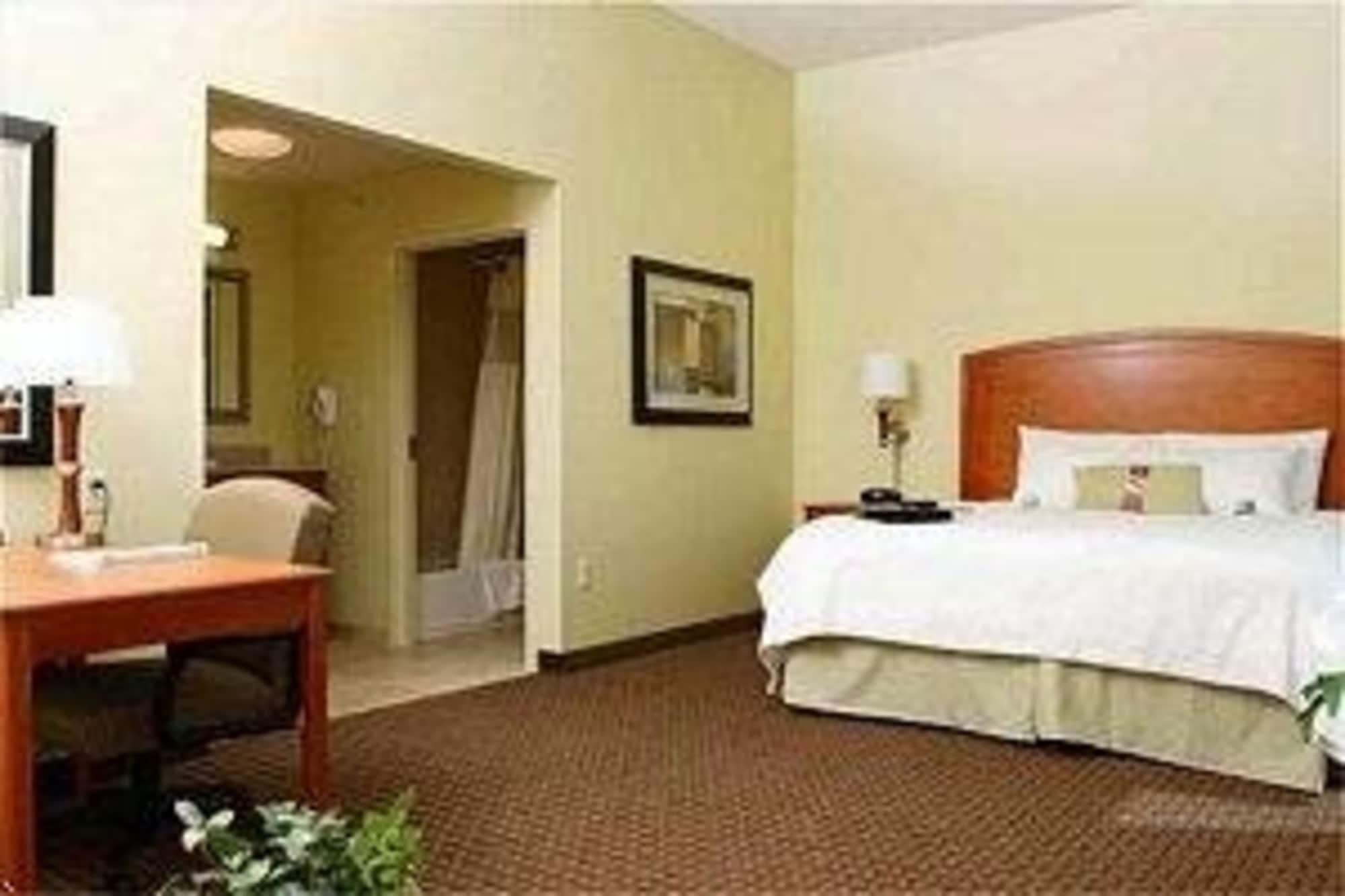 Hampton & Moline-quad Int'l Aprt Hotel 3*