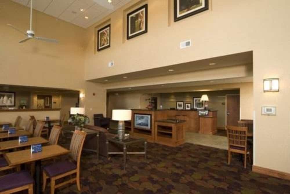 Hampton & Moline-quad Int'l Aprt Hotel