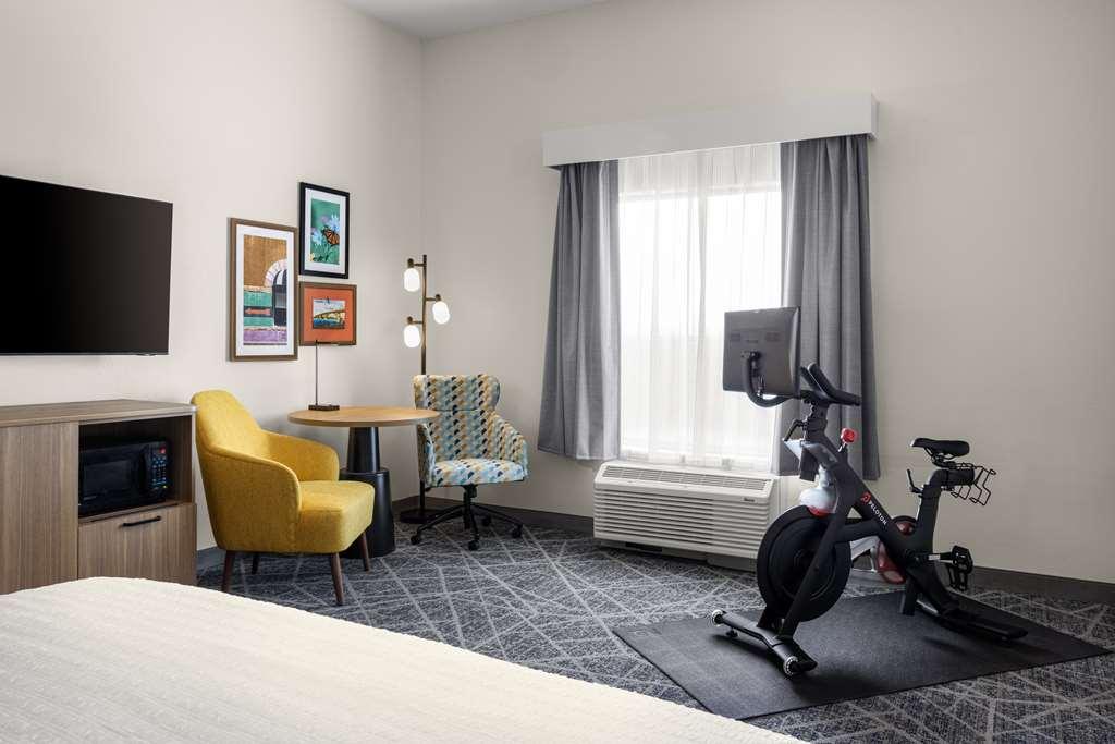Hampton & Moline-quad Int'l Aprt Hotel 3*