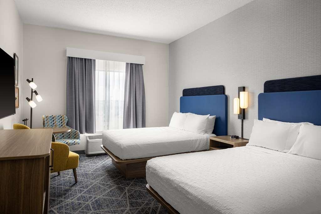 Hampton & Moline-quad Int'l Aprt 3*