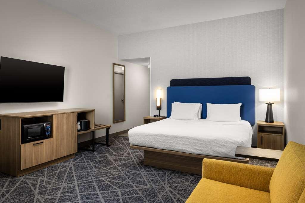 Hampton & Moline-quad Int'l Aprt Hotel