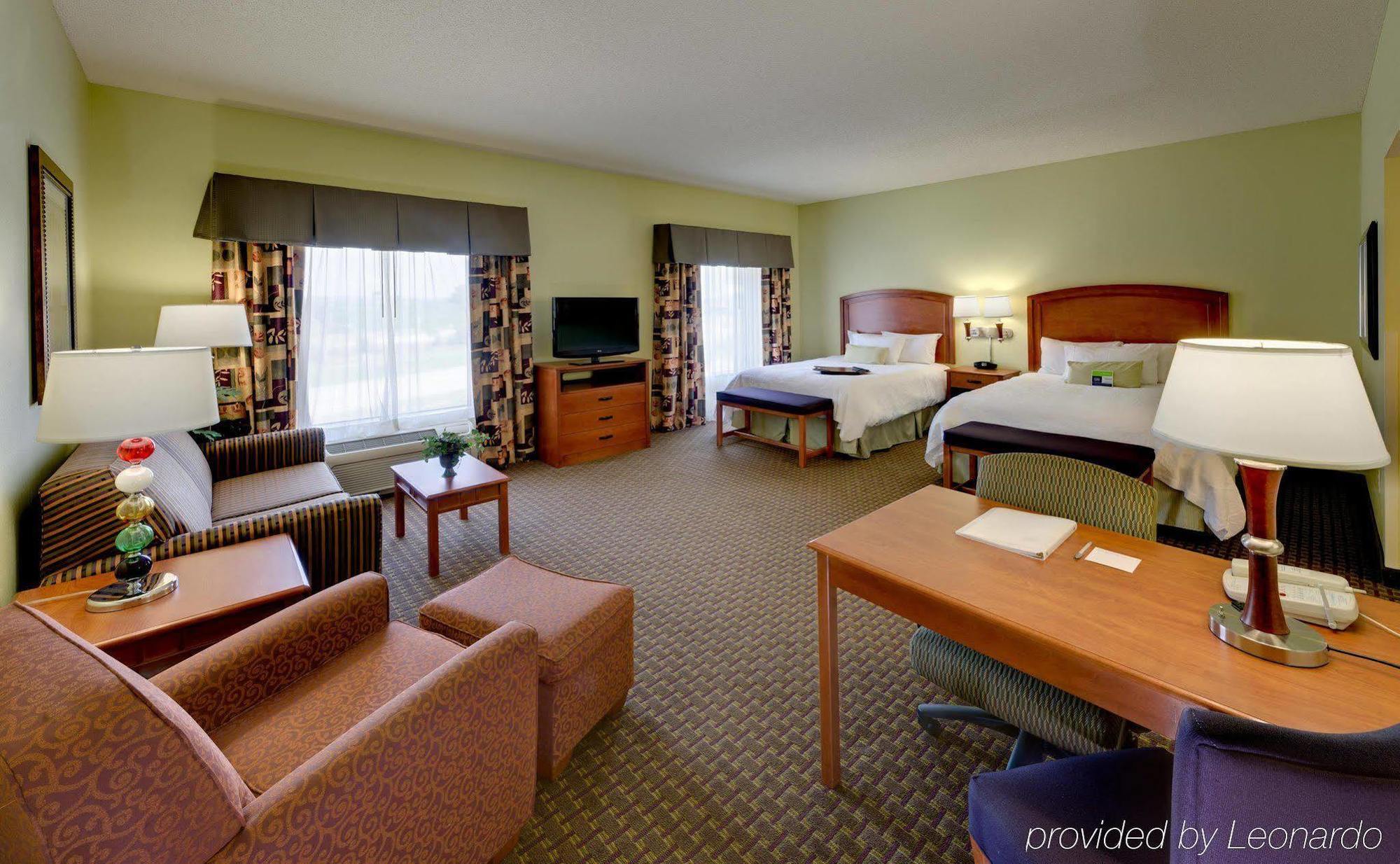 Hampton & Moline-quad Int'l Aprt 3*