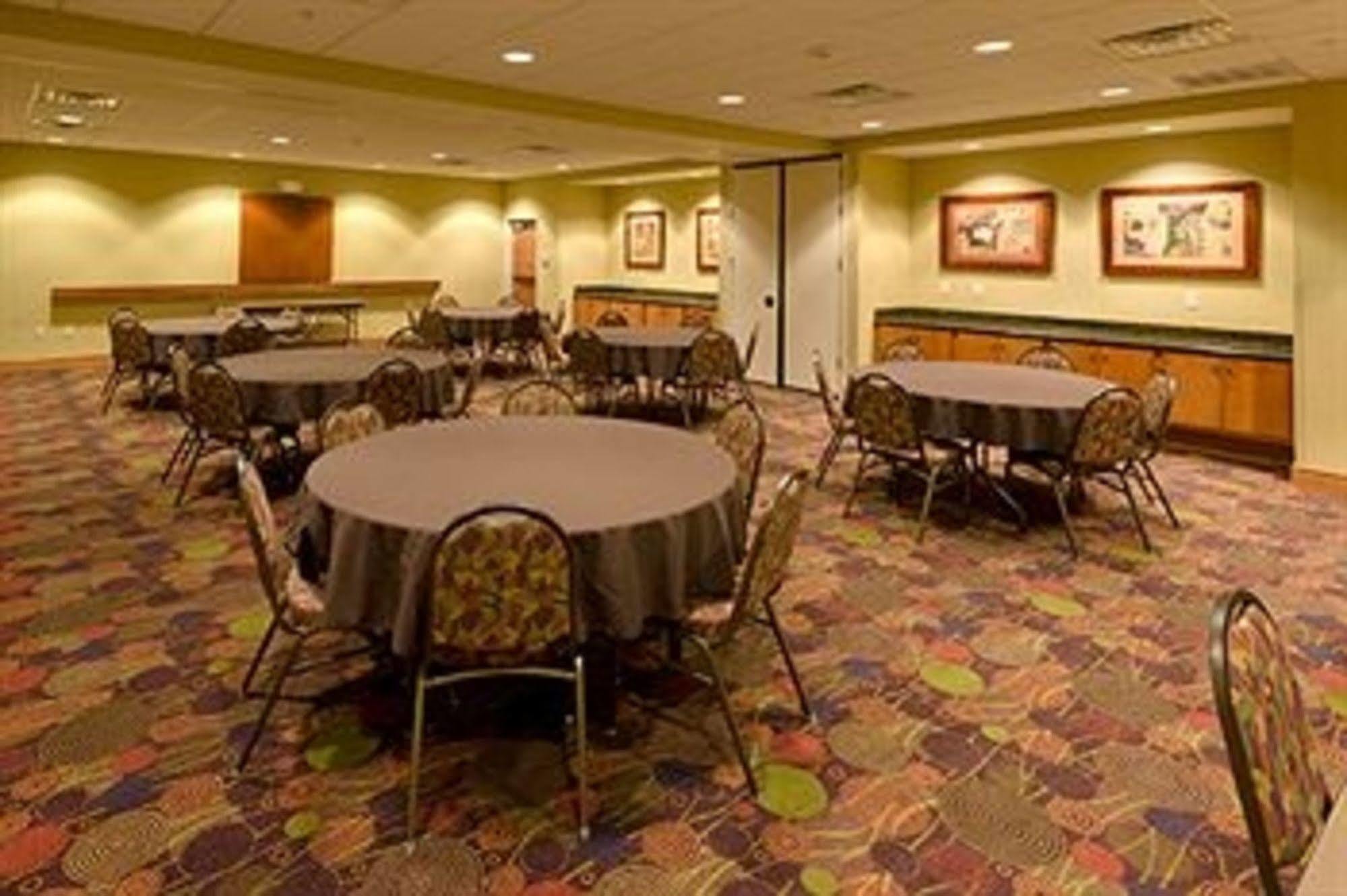 Hampton & Moline-quad Int'l Aprt Hotel 3*